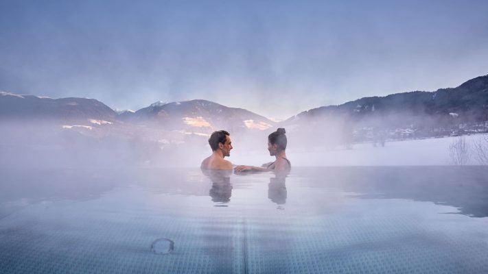 coppia piscina montagna spa acqua